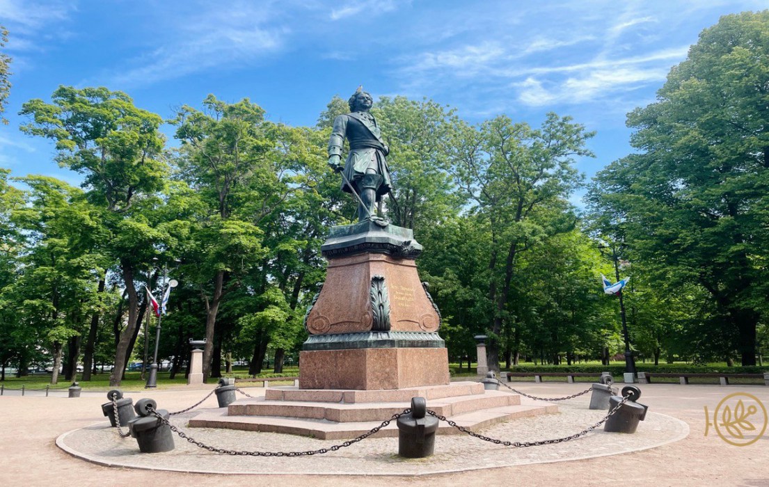 памятник адмиралу Макарову в Кронштадте