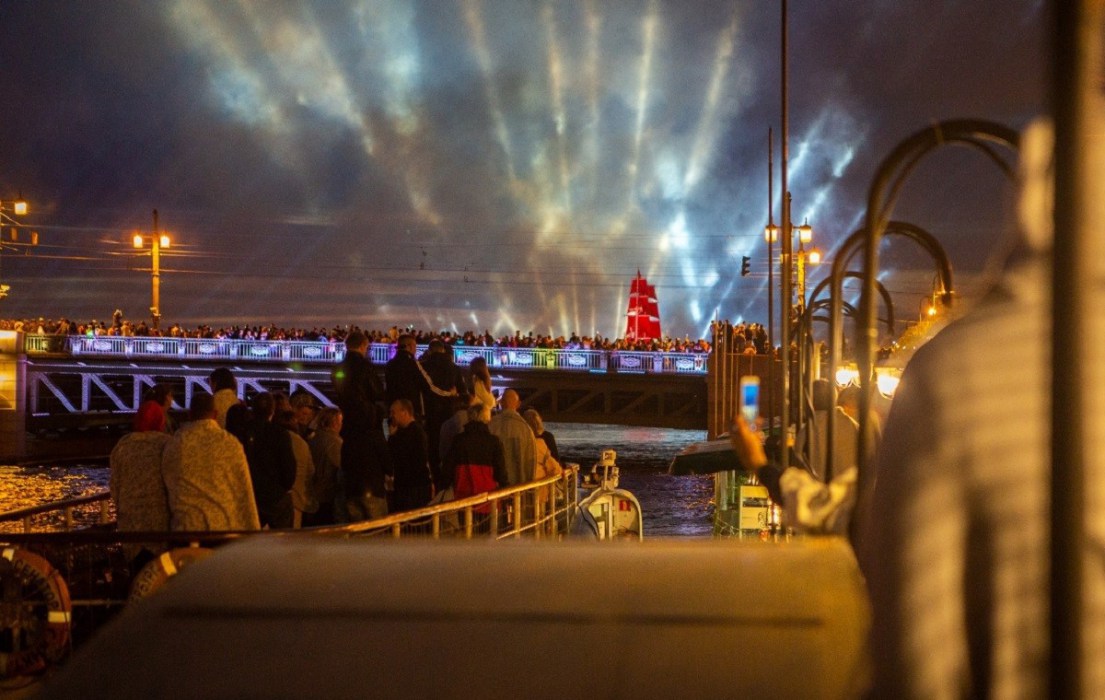 «Алые паруса» с просмотром у Троицкого моста (отправление от гостиницы «Москва» )