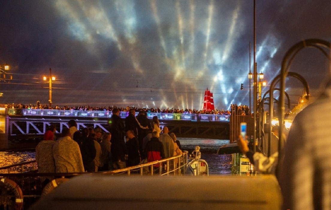 «Алые паруса» - ночная водная экскурсия на теплоходе Москва