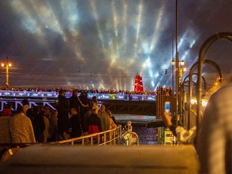 «Алые паруса» - ночная водная экскурсия на теплоходе Москва